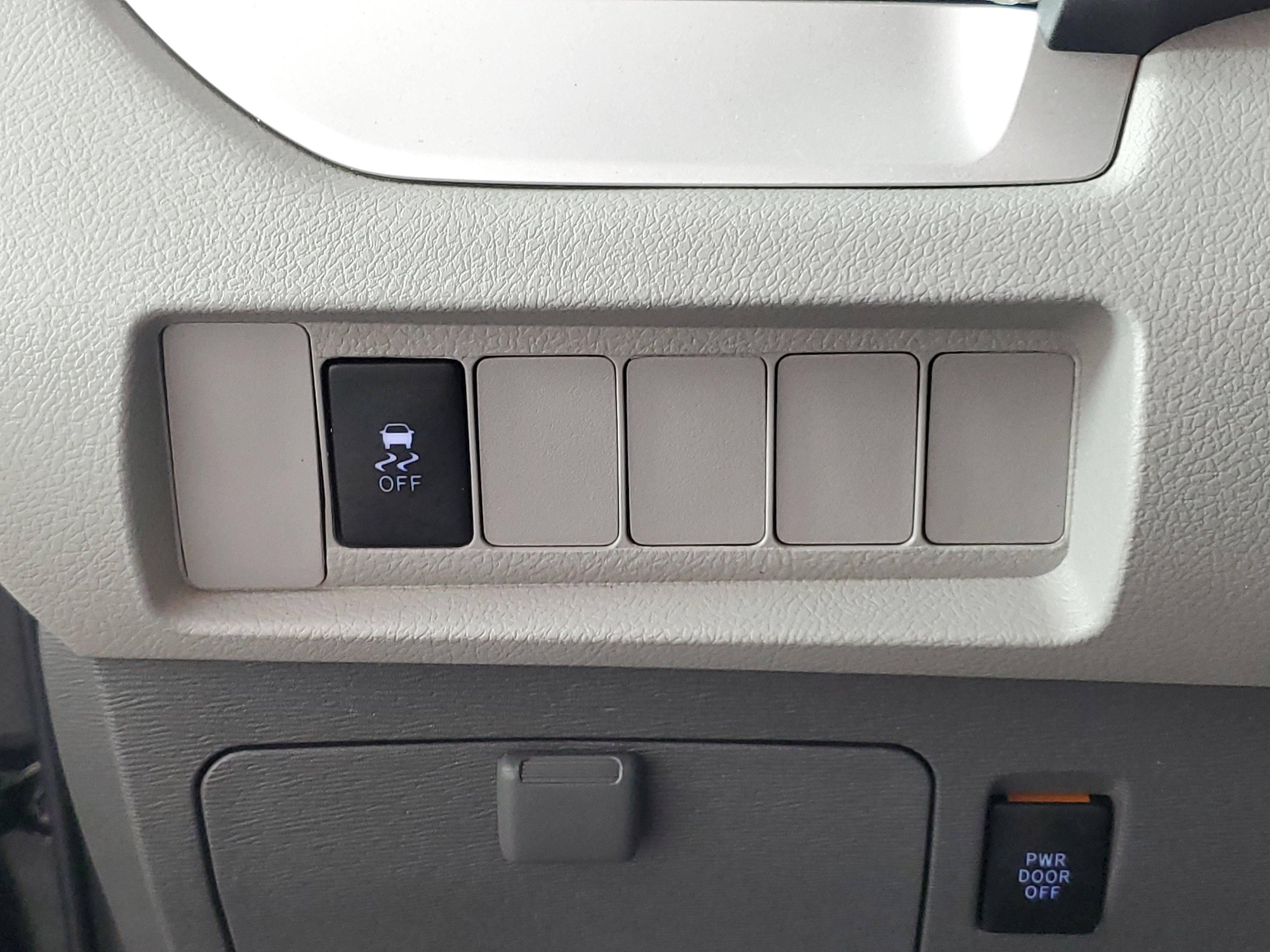 Used 2020 Toyota Sienna LE w/ Carpet Mat Package FWD image 25