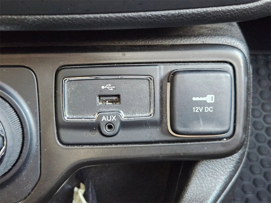 Certified 2021 Jeep Renegade Latitude w/ Luxury Group I image 32