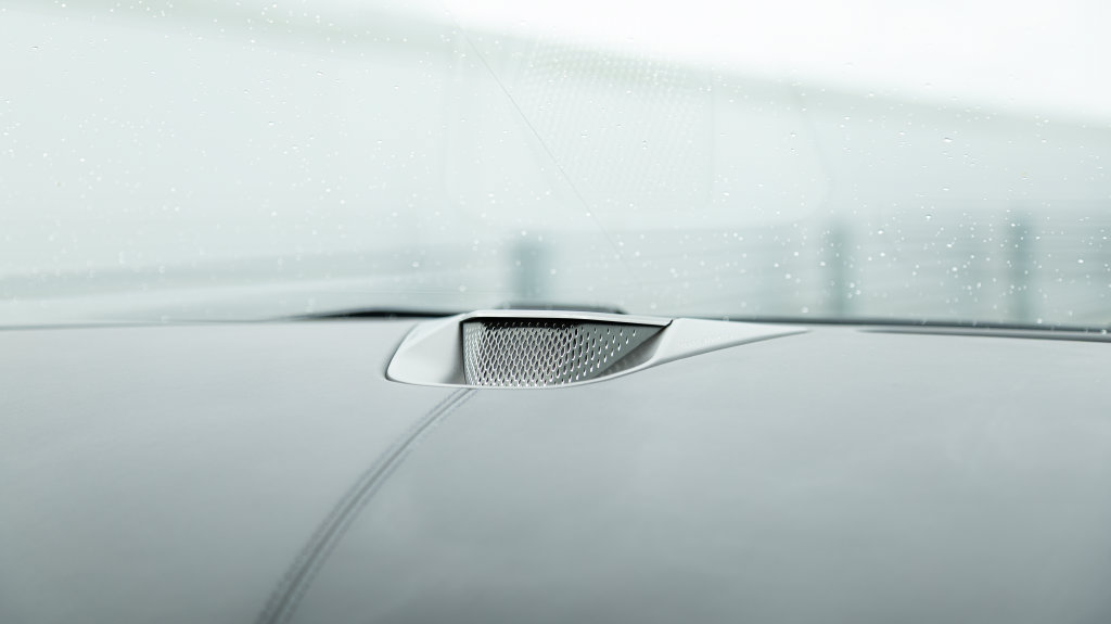 Used 2025 Aston Martin Vanquish RWD image 46