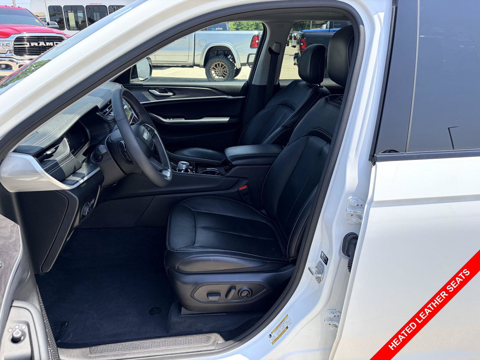 Used 2023 Jeep Grand Cherokee Limited w/ Black Appearance Package AWD/4WD image 3