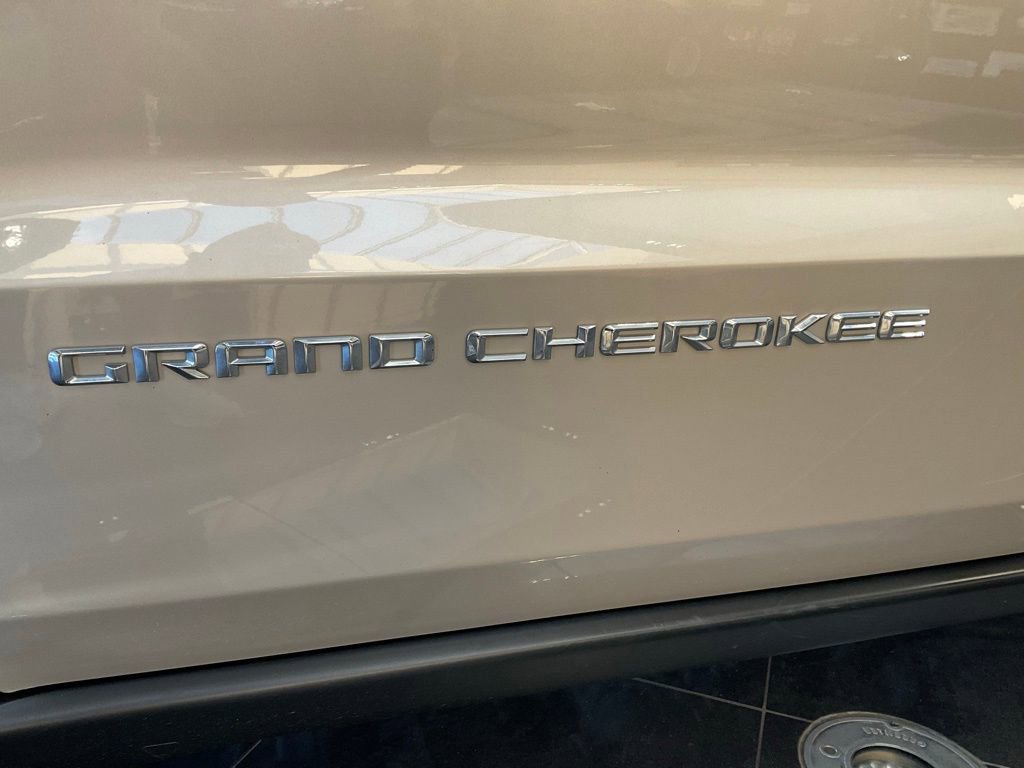 Used 2014 Jeep Grand Cherokee Limited image 23