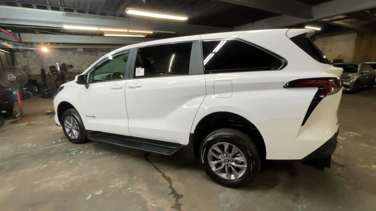 Used 2025 Toyota Sienna LE image 9