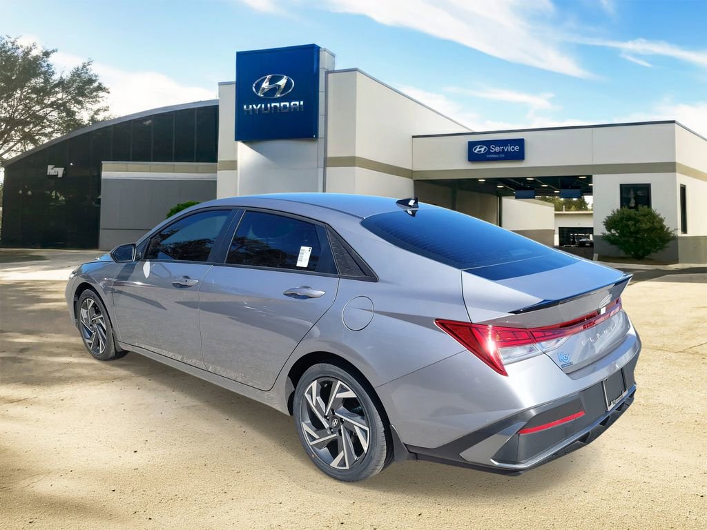 Certified 2025 Hyundai Elantra SEL image 3