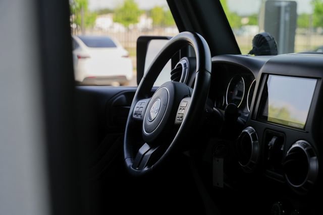 Used 2016 Jeep Wrangler Unlimited Rubicon w/ Connectivity Group image 34