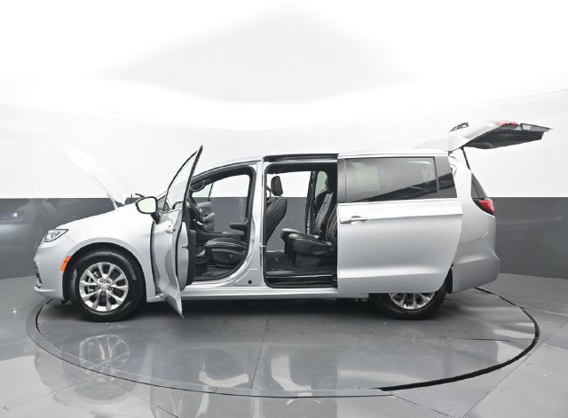 Used 2026 Chrysler Pacifica Limited FWD image 34