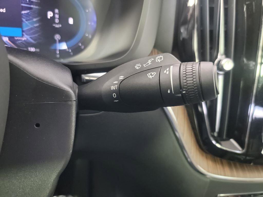 Used 2022 Volvo XC60 B5 Momentum w/ Advanced Package image 29