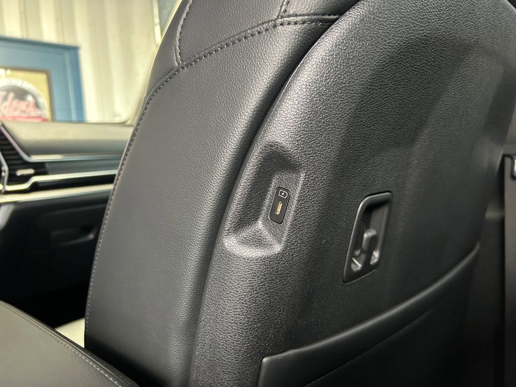 Used 2025 Kia Sportage EX image 35