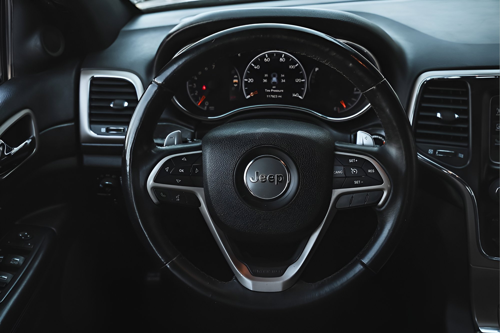 Used 2017 Jeep Grand Cherokee Laredo image 24