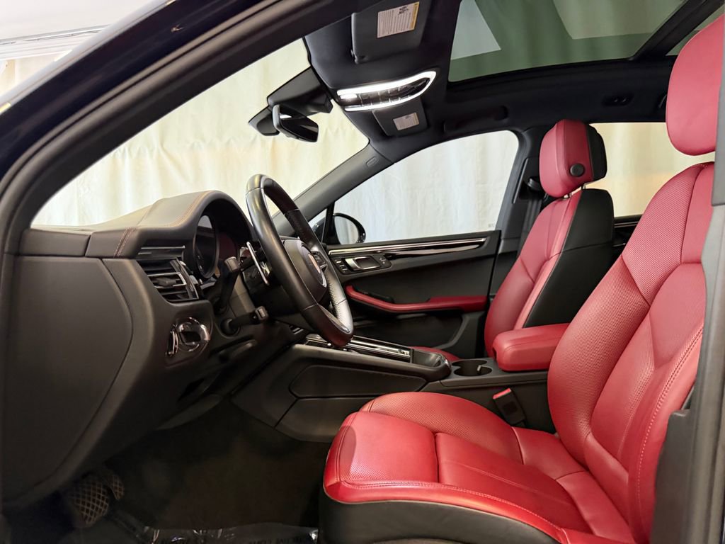 Certified 2023 Porsche Macan AWD/4WD image 5