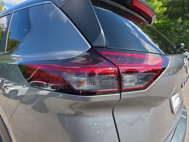 Used 2023 Nissan Rogue SV w/ SV Premium B Package FWD image 18