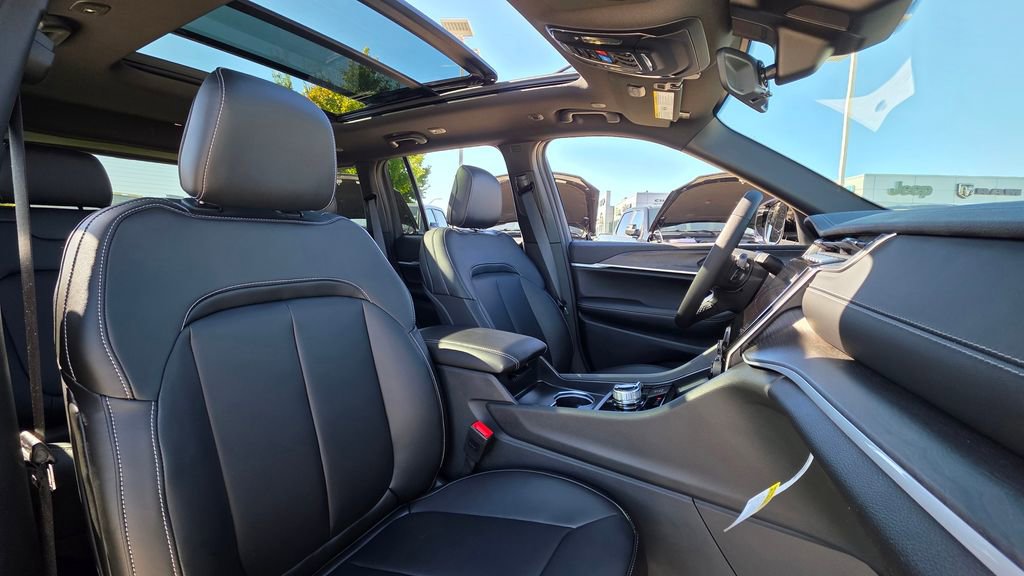 New 2025 Jeep Grand Cherokee Limited w/ Black Appearance Package image 13