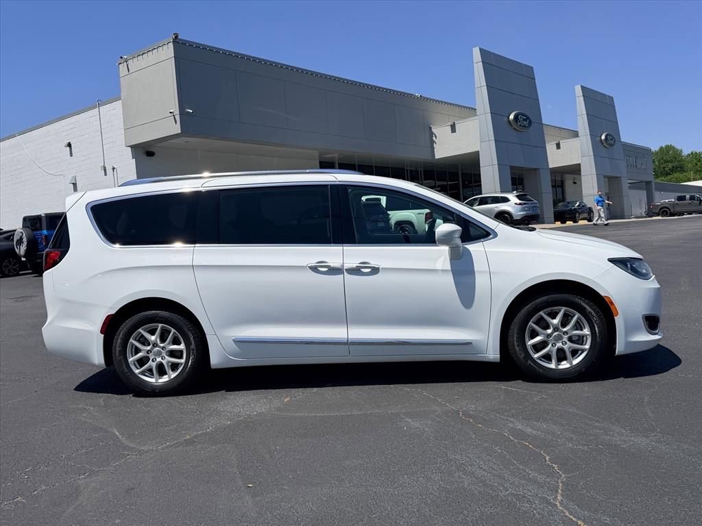 Used 2020 Chrysler Pacifica Touring-L image 3