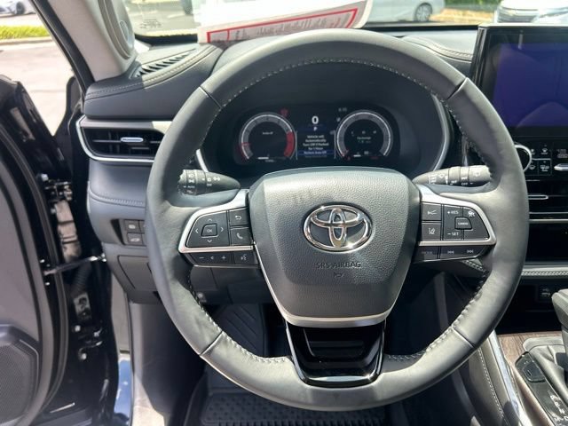 Used 2025 Toyota Highlander Limited AWD/4WD image 21