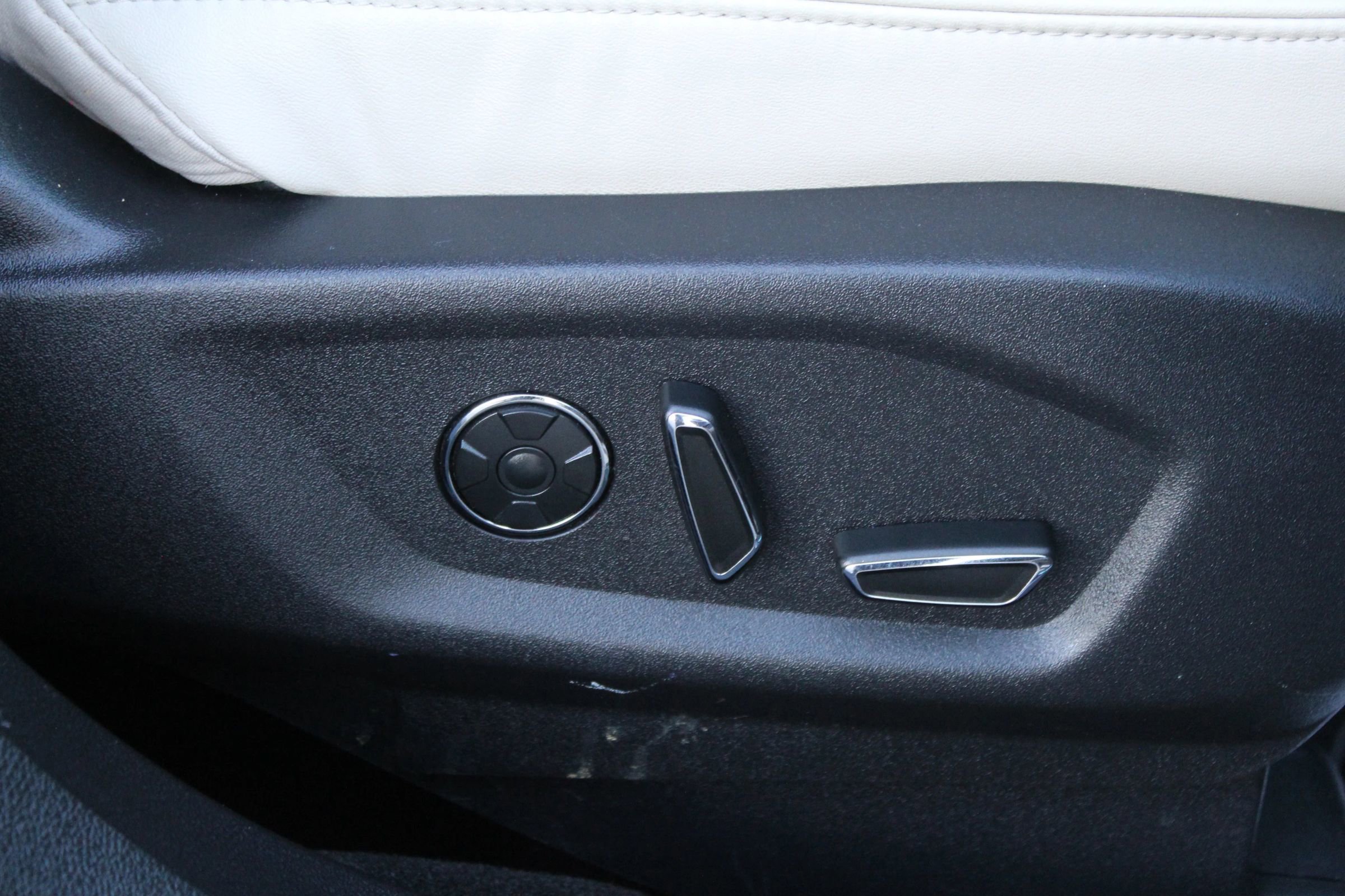 Used 2016 Ford Explorer Platinum image 25