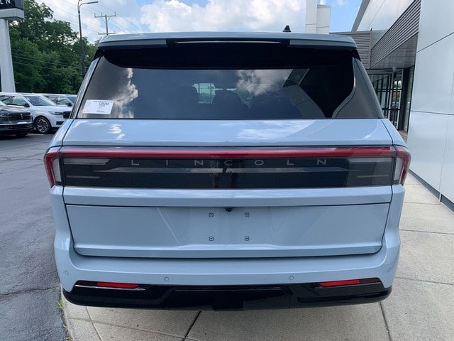 New 2027 Lincoln Navigator Premiere AWD/4WD image 4