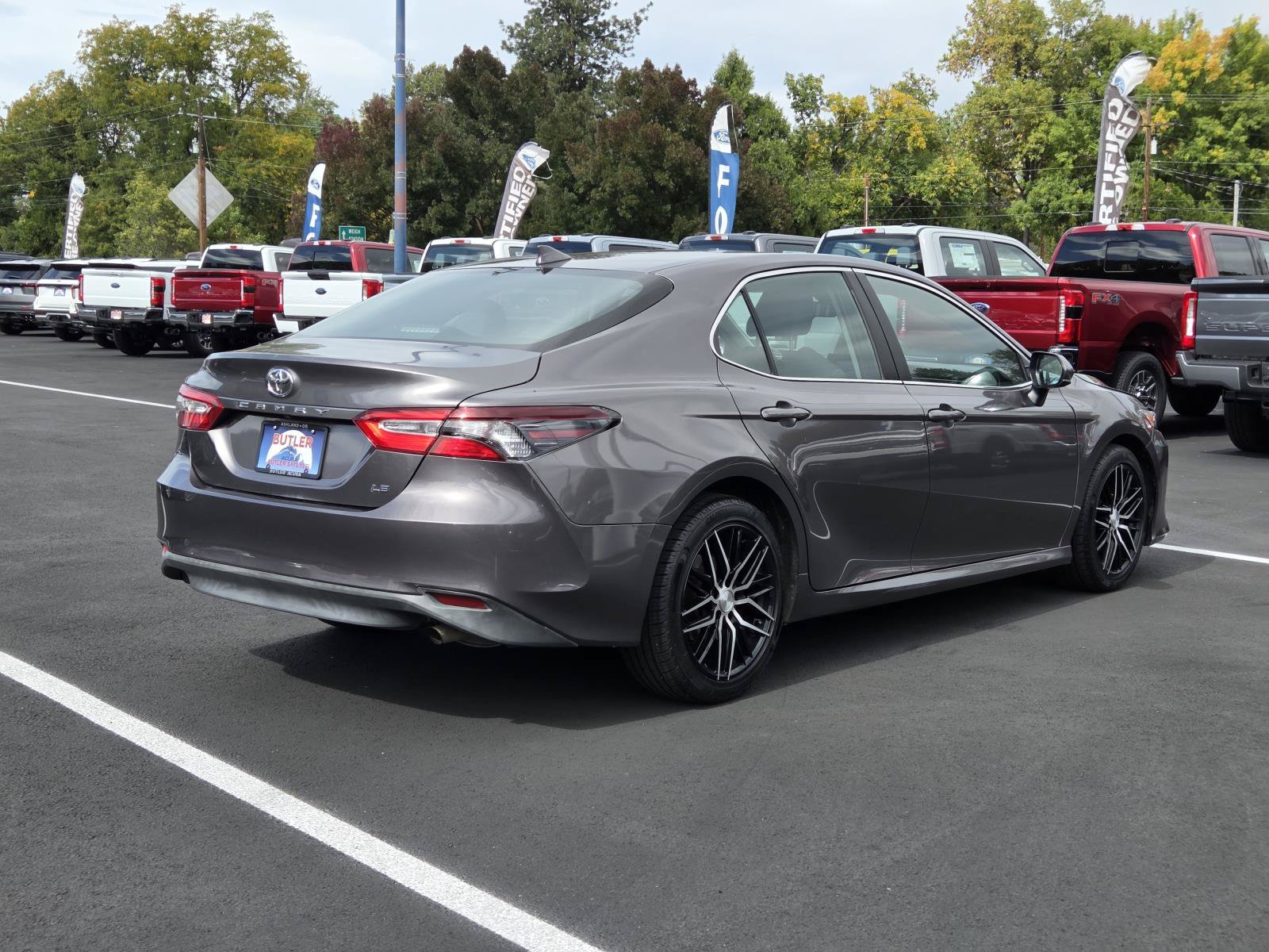 Used 2022 Toyota Camry LE FWD image 5