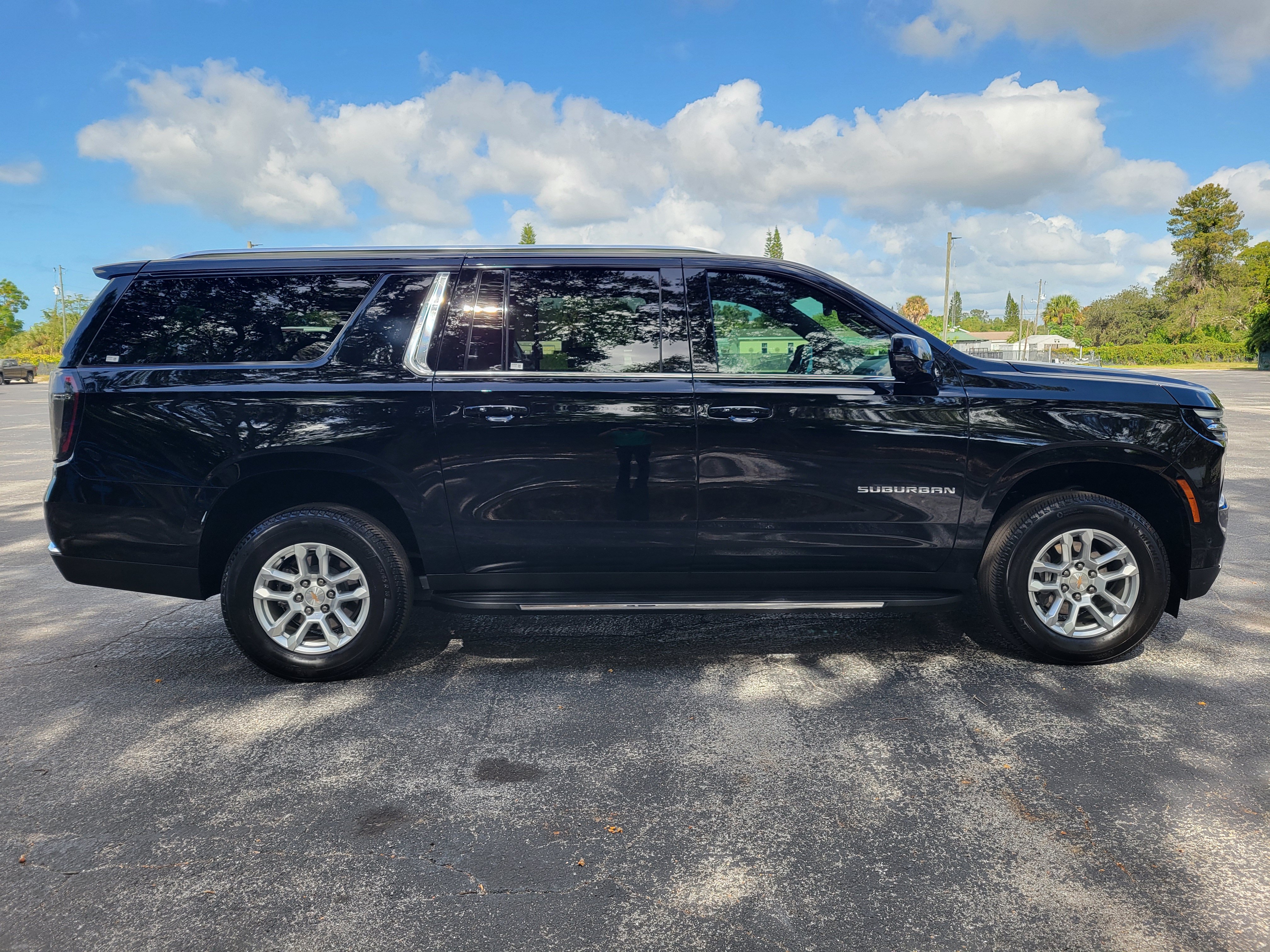 Used 2026 Chevrolet Suburban LT w/ Comfort Package RWD image 5