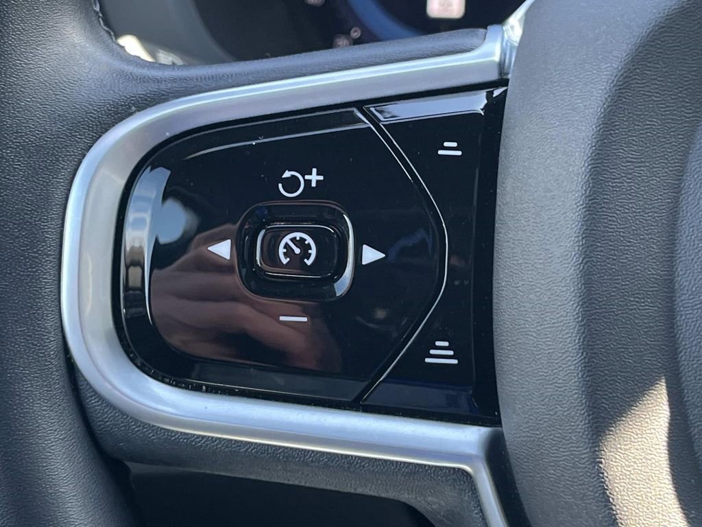 Used 2022 Volvo XC60 B5 R-Design w/ Climate Package image 30