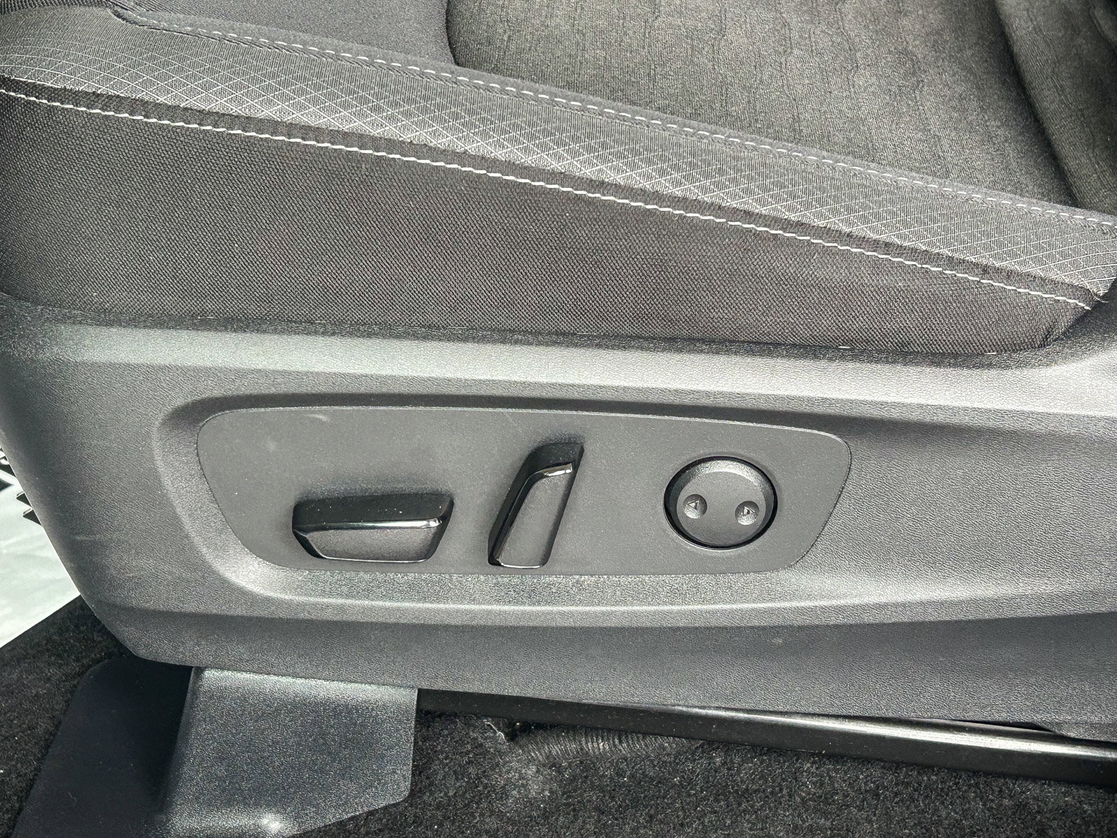 Used 2025 Nissan Pathfinder SV FWD image 22