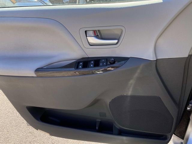 Used 2017 Toyota Sienna XLE Premium FWD image 21