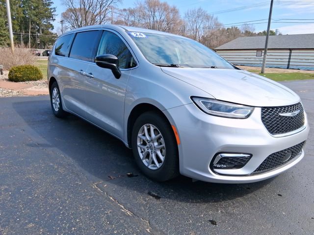 Used 2024 Chrysler Pacifica Touring-L FWD image 7