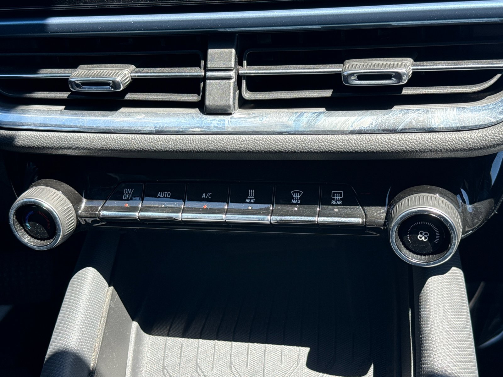 Used 2024 Chevrolet Equinox EV LT FWD image 19