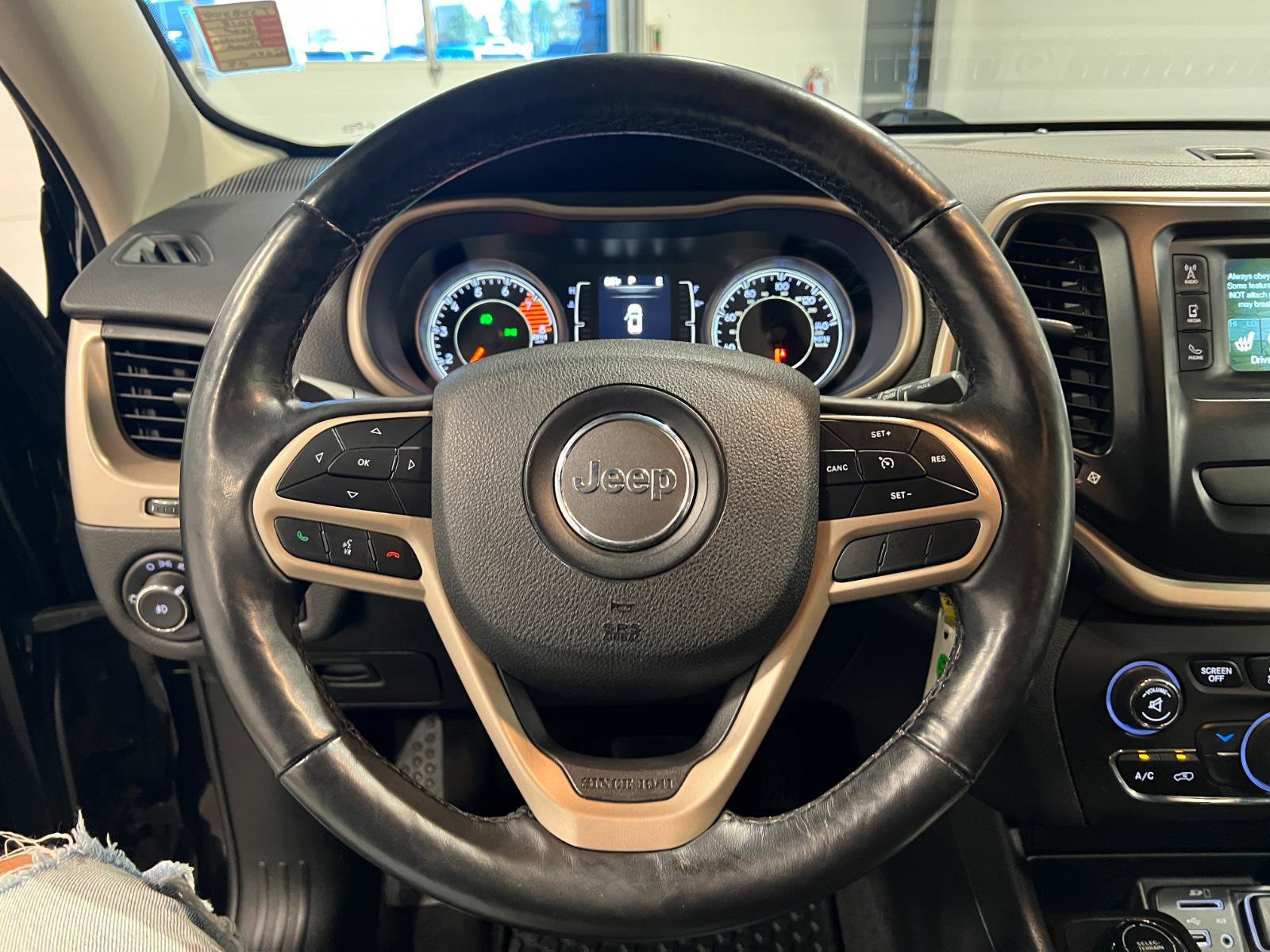 Used 2018 Jeep Cherokee Latitude w/ Cold Weather Group image 11
