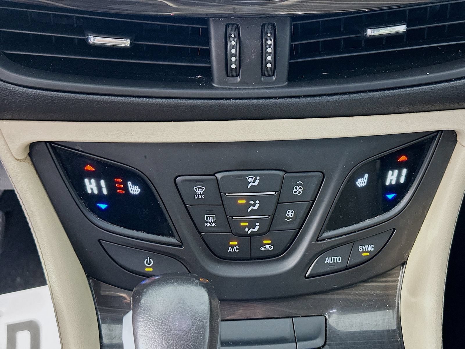 Used 2020 Buick Envision Essence FWD image 16