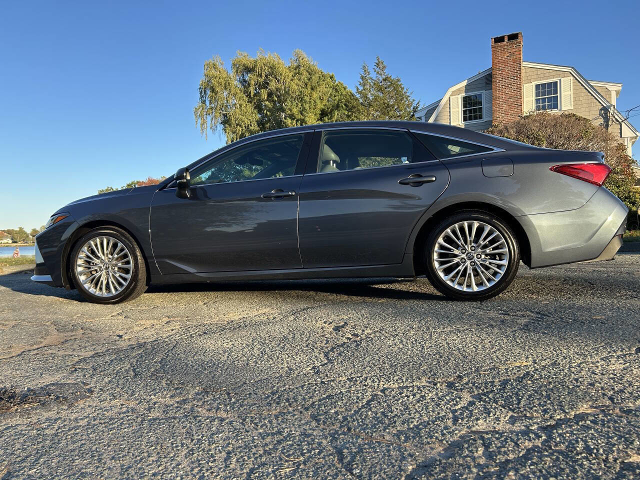 Used 2020 Toyota Avalon Limited image 11