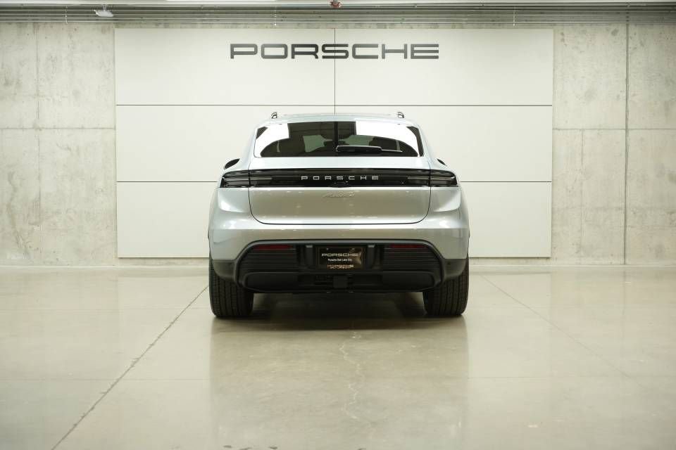 New 2026 Porsche Macan 4 Electric AWD/4WD image 6