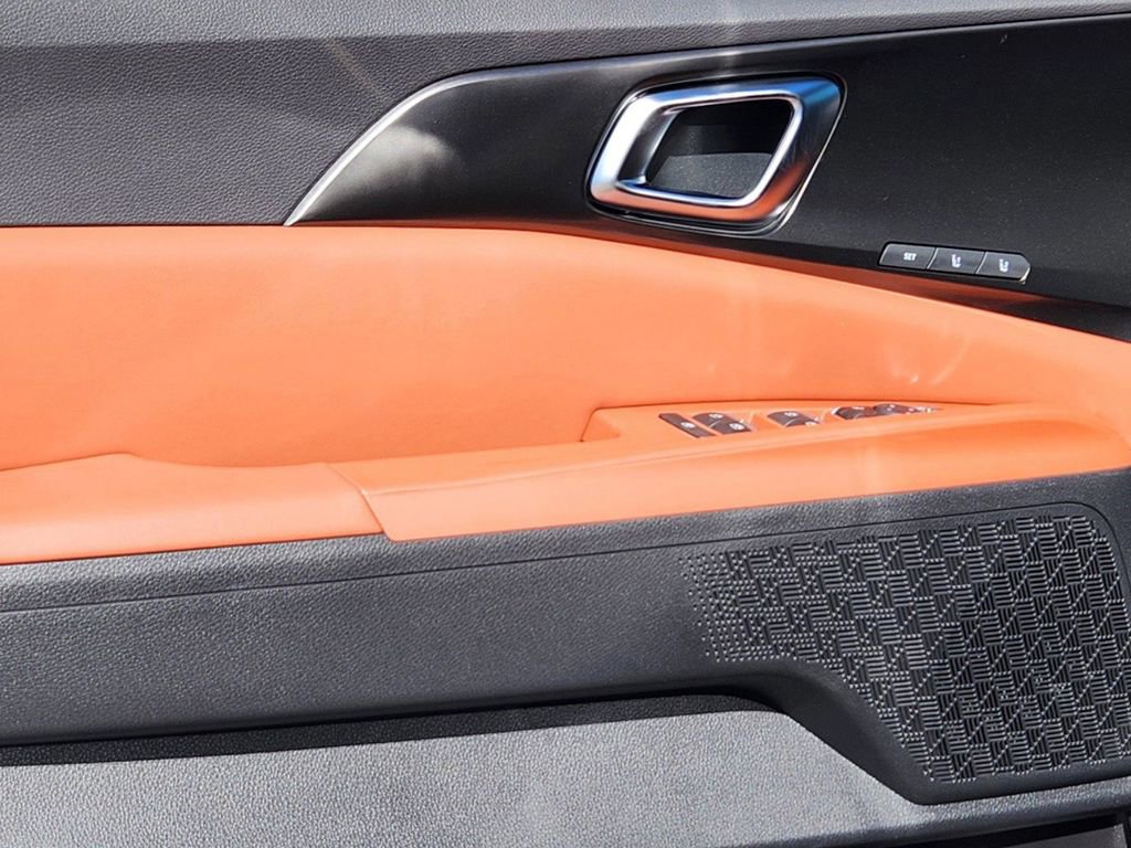 Certified 2025 Kia Carnival SX image 11