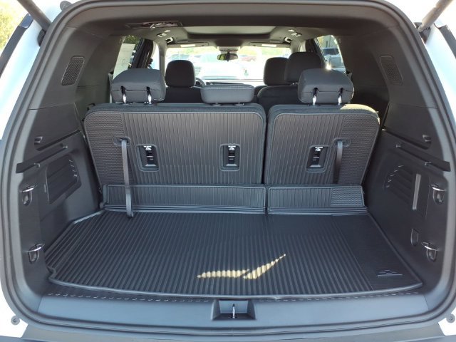 New 2027 Chevrolet Traverse LT w/ Sun and Wheel Package FWD image 11