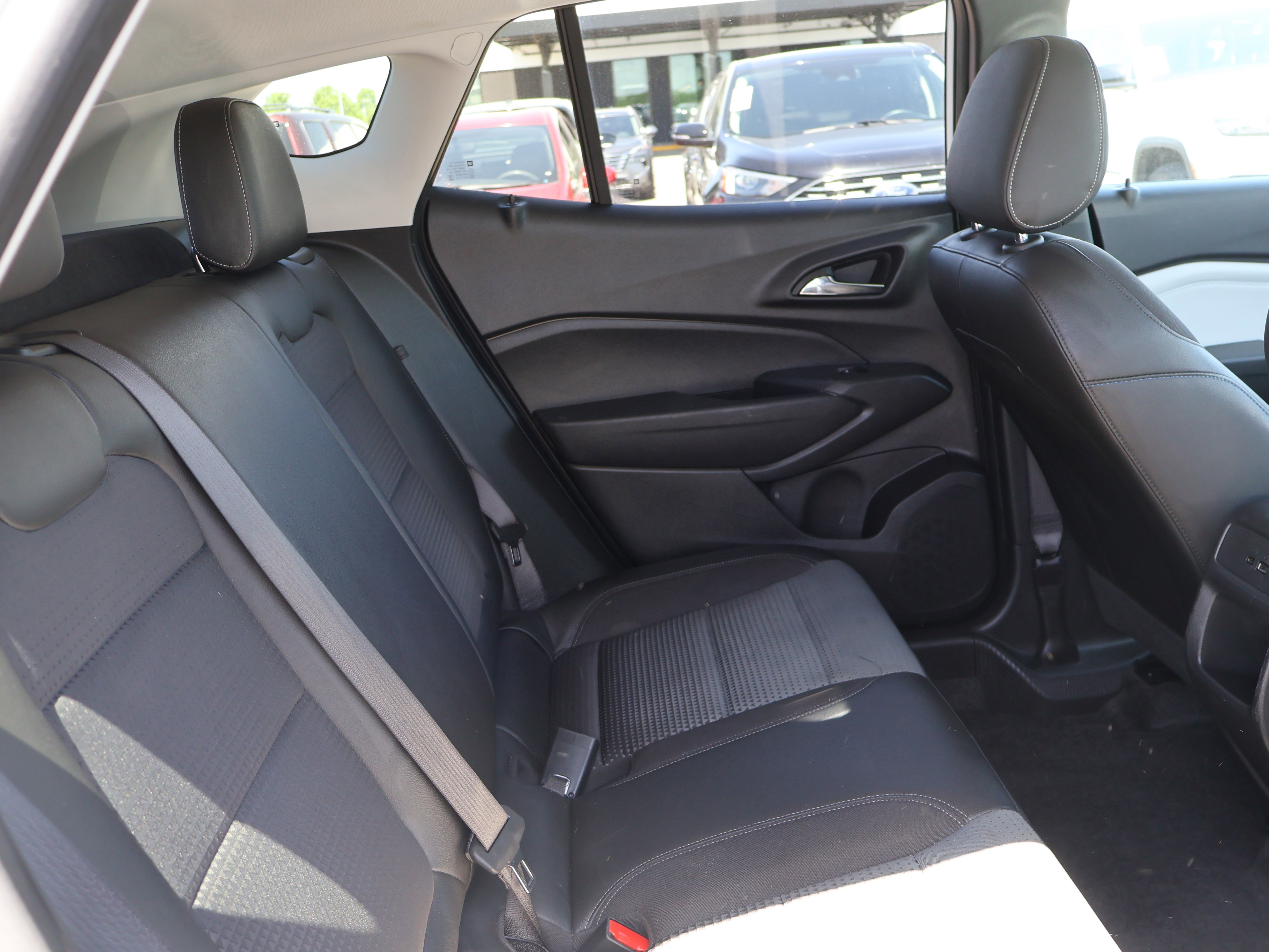 Used 2025 Chevrolet Trax LT w/ LT Convenience Package FWD image 12