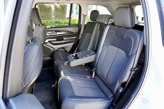 Used 2023 Jeep Grand Cherokee Laredo RWD image 16