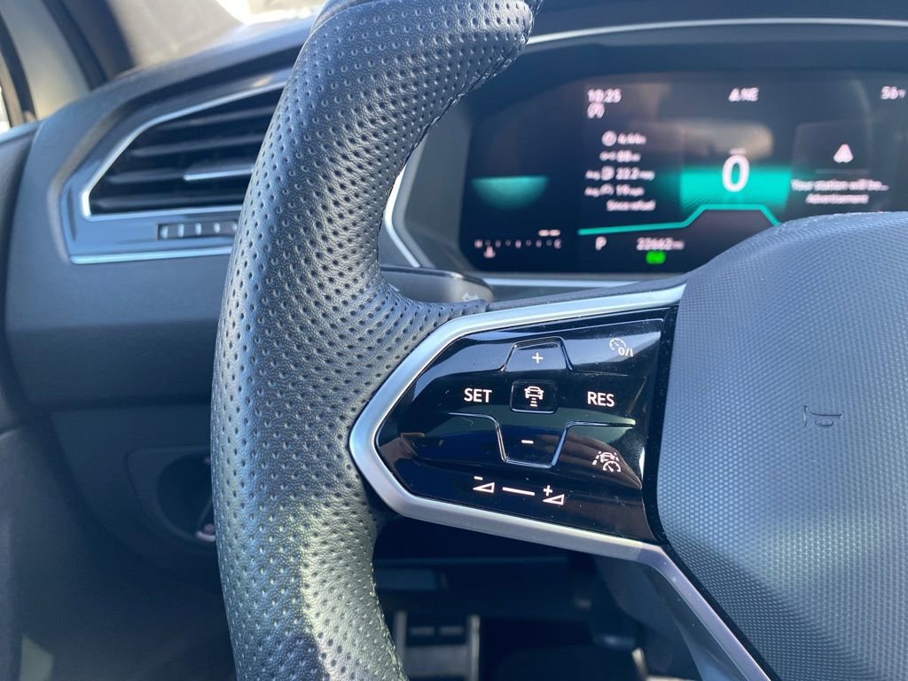 Used 2023 Volkswagen Tiguan SE R-Line image 8