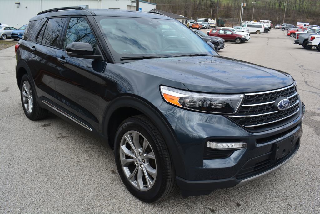 Used 2022 Ford Explorer XLT w/ Equipment Group 202A image 4