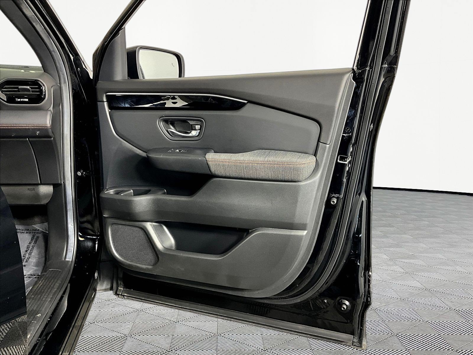 Used 2025 Honda Pilot Sport image 28