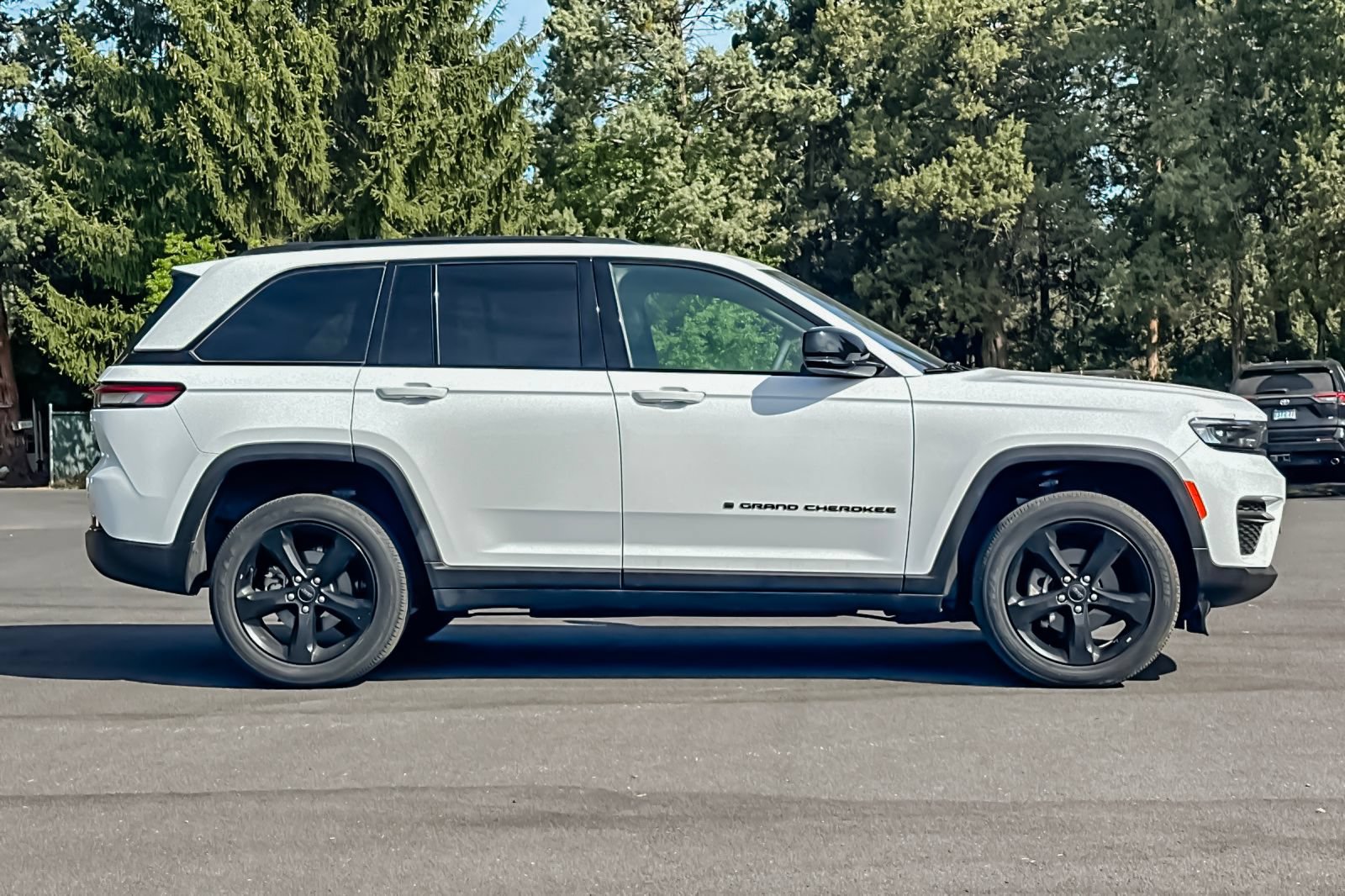 Used 2023 Jeep Grand Cherokee Altitude AWD/4WD video 3