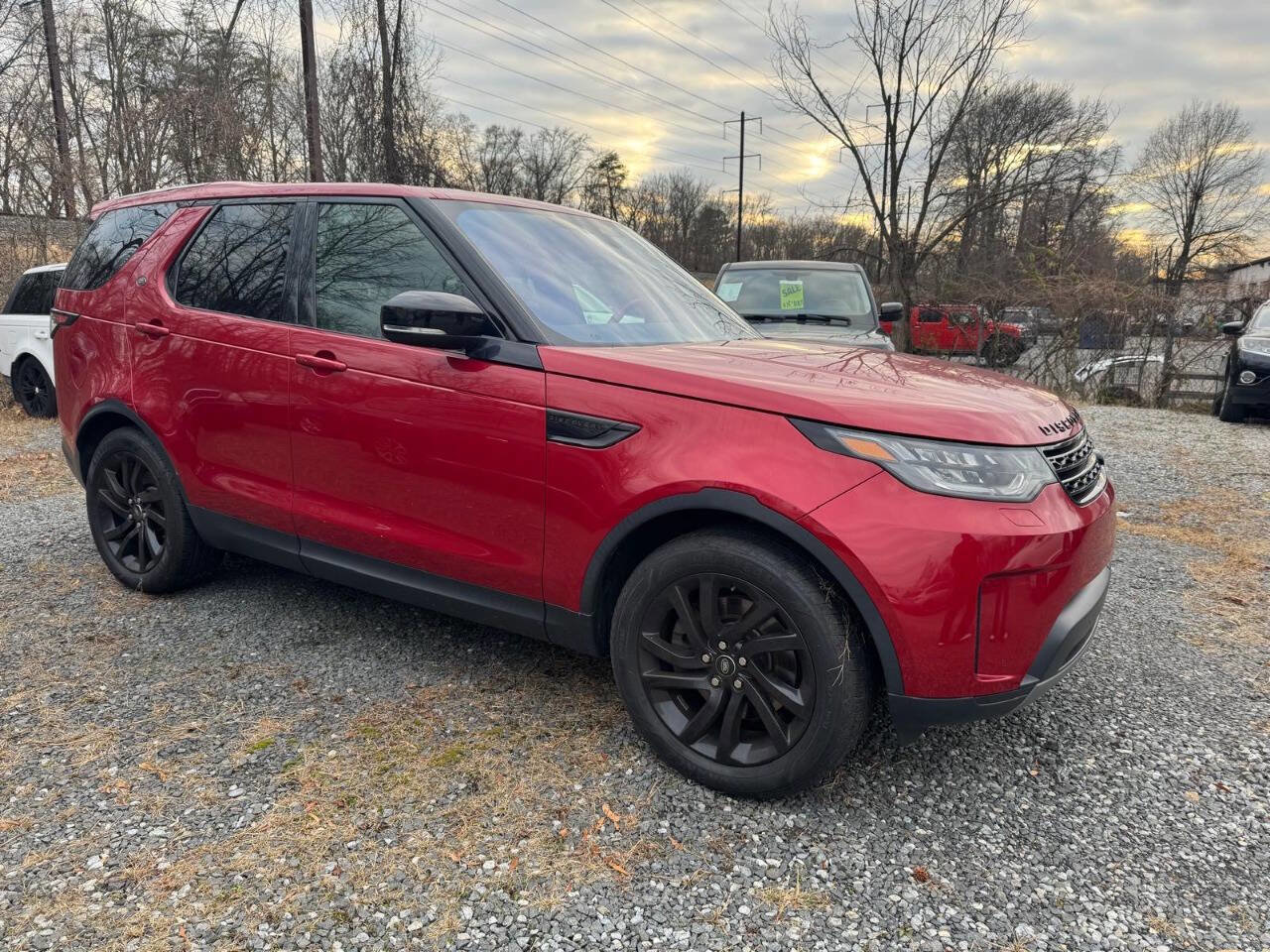 Used 2017 Land Rover Discovery SE image 3