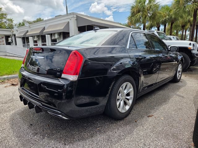 Used 2015 Chrysler 300 Limited RWD image 4