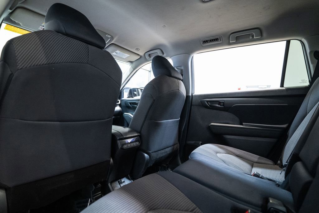 Used 2024 Toyota Highlander LE image 29