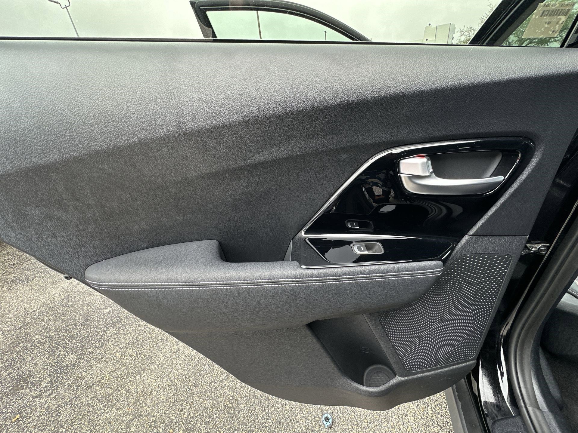 Used 2022 Kia Niro EX image 29