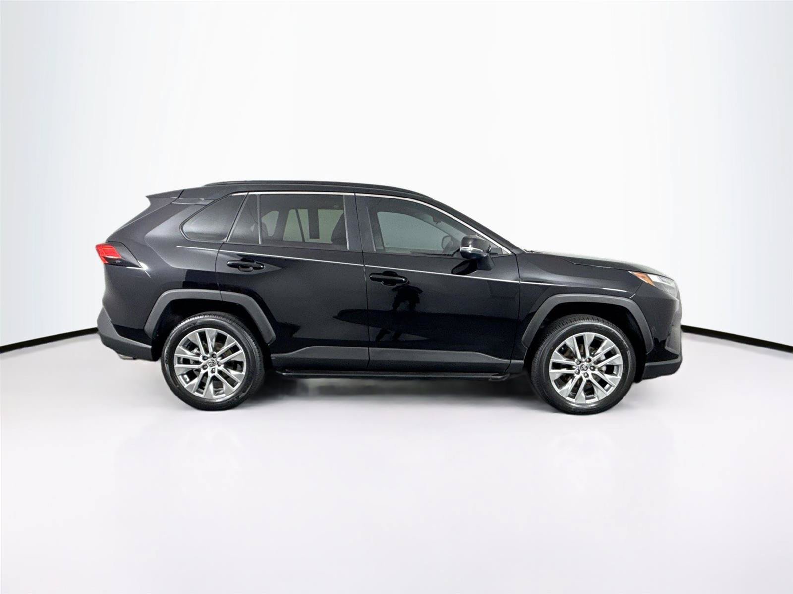 Certified 2022 Toyota RAV4 XLE Premium AWD/4WD image 10