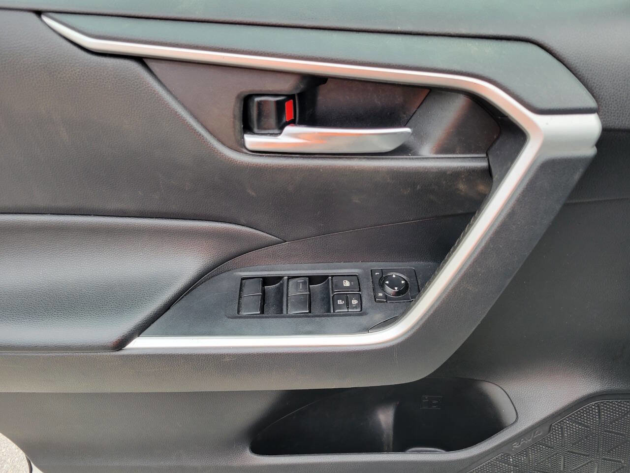 Used 2021 Toyota RAV4 XLE FWD image 18