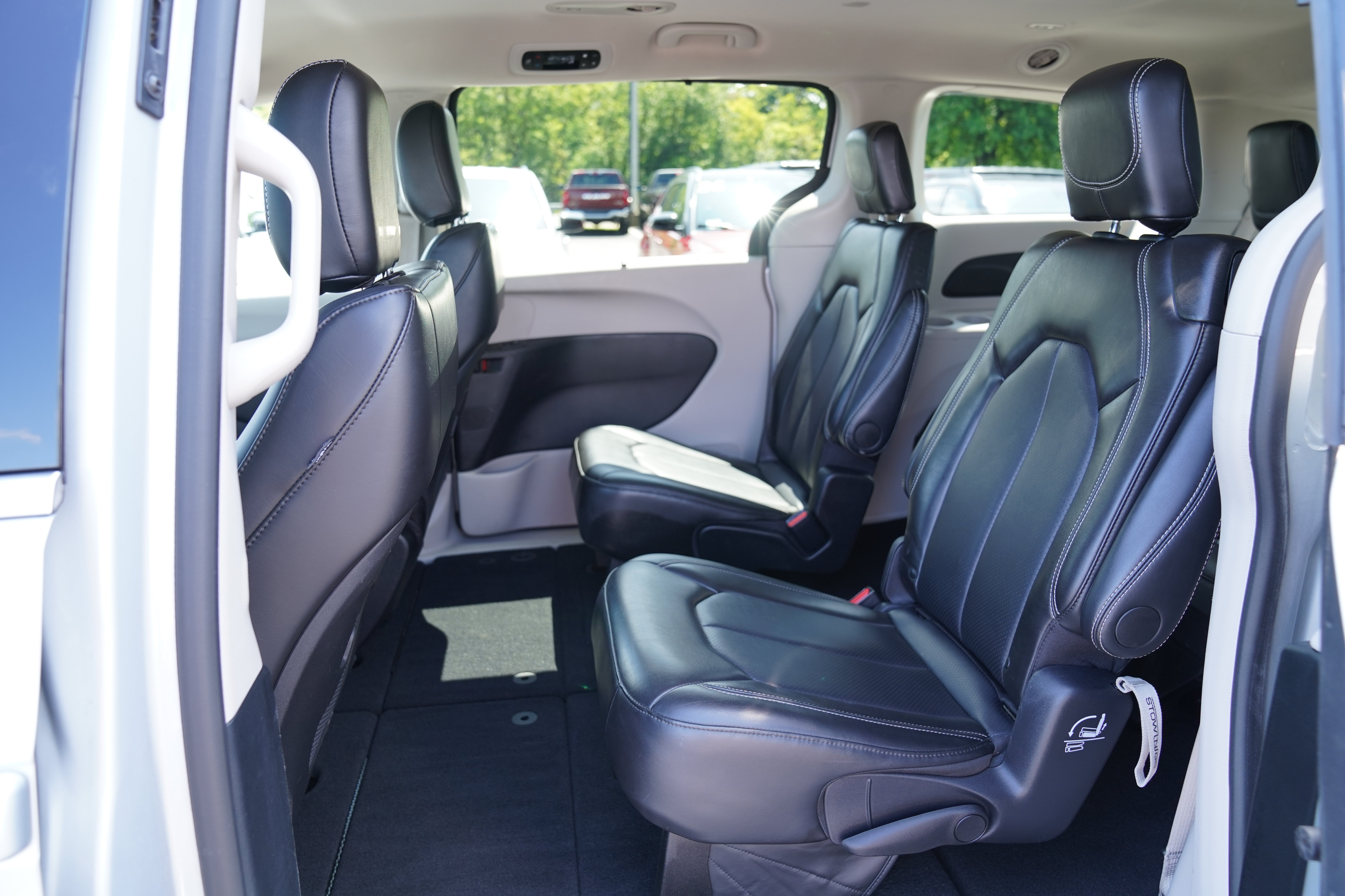 Used 2024 Chrysler Pacifica Touring-L FWD image 5