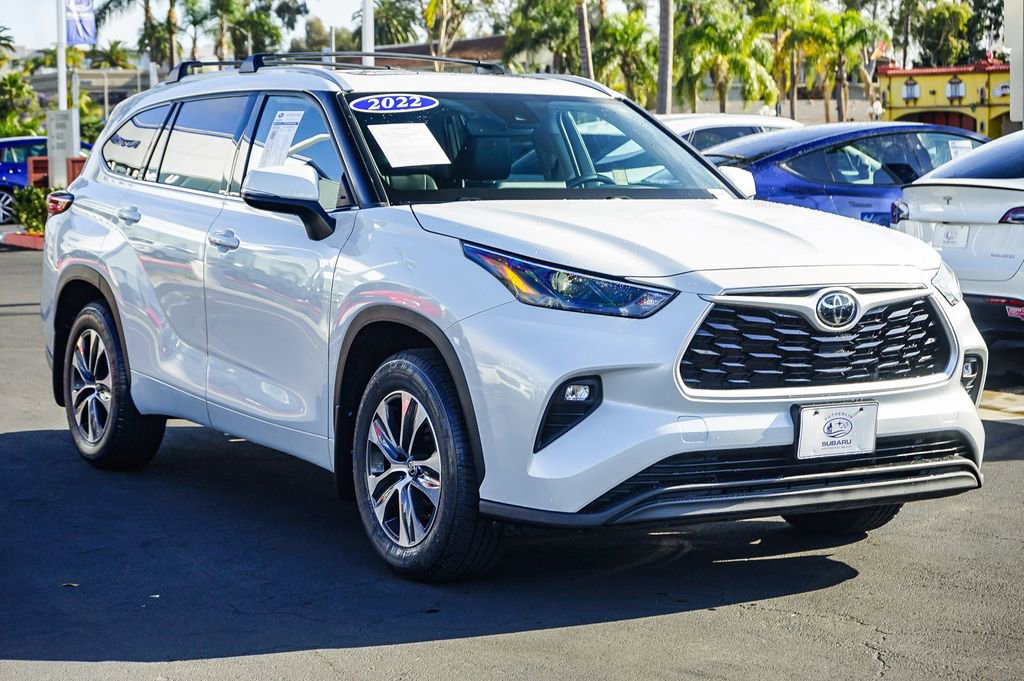 Used 2022 Toyota Highlander XLE image 3