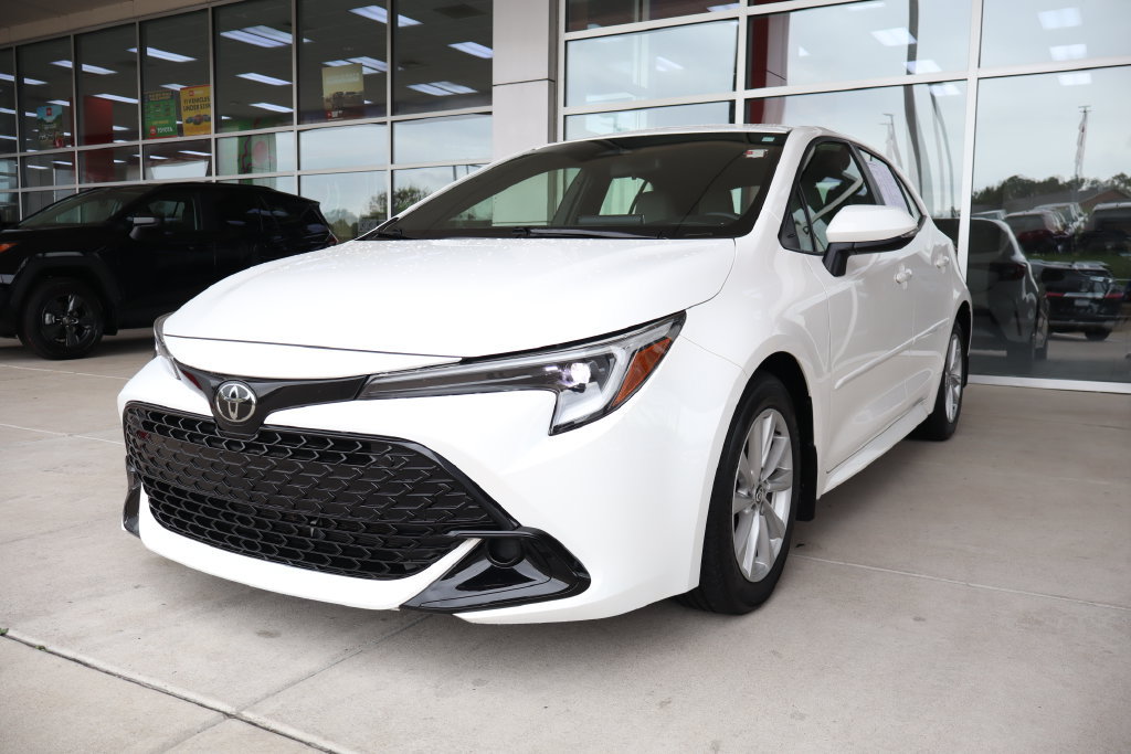 Used 2025 Toyota Corolla SE w/ SE Package FWD image 3