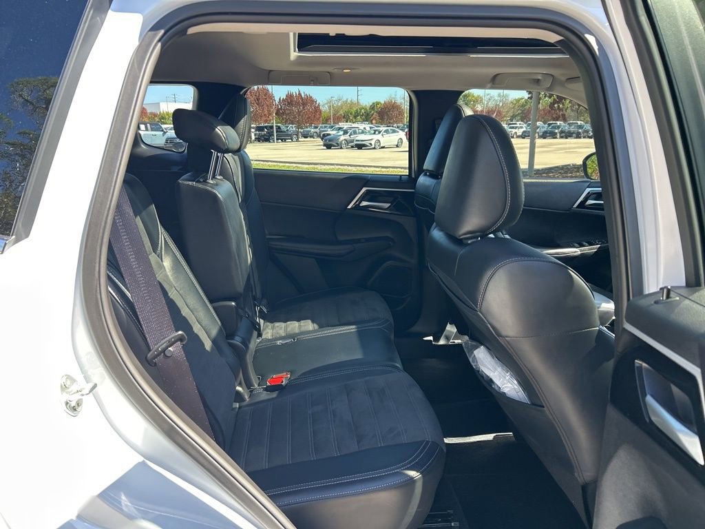 Used 2025 Mitsubishi Outlander 4WD Plug-In Hybrid image 46