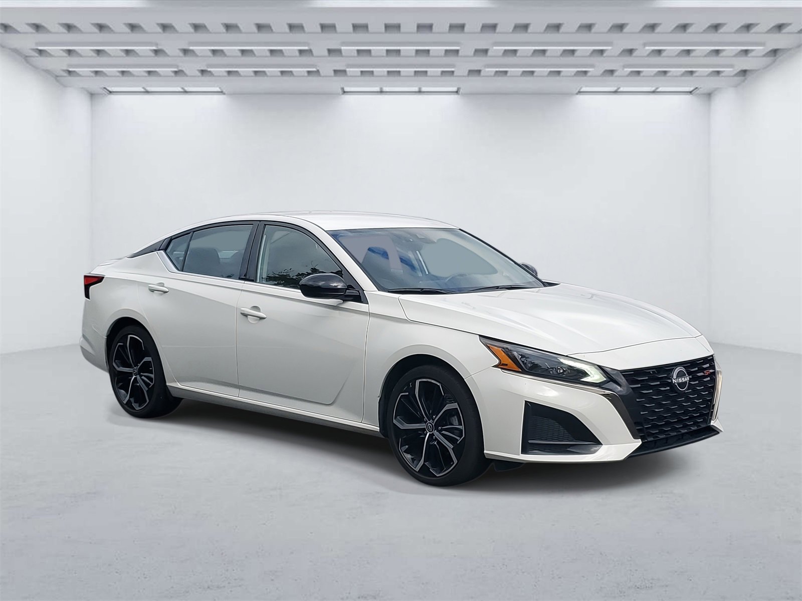 Used 2024 Nissan Altima 2.5 SR image 1