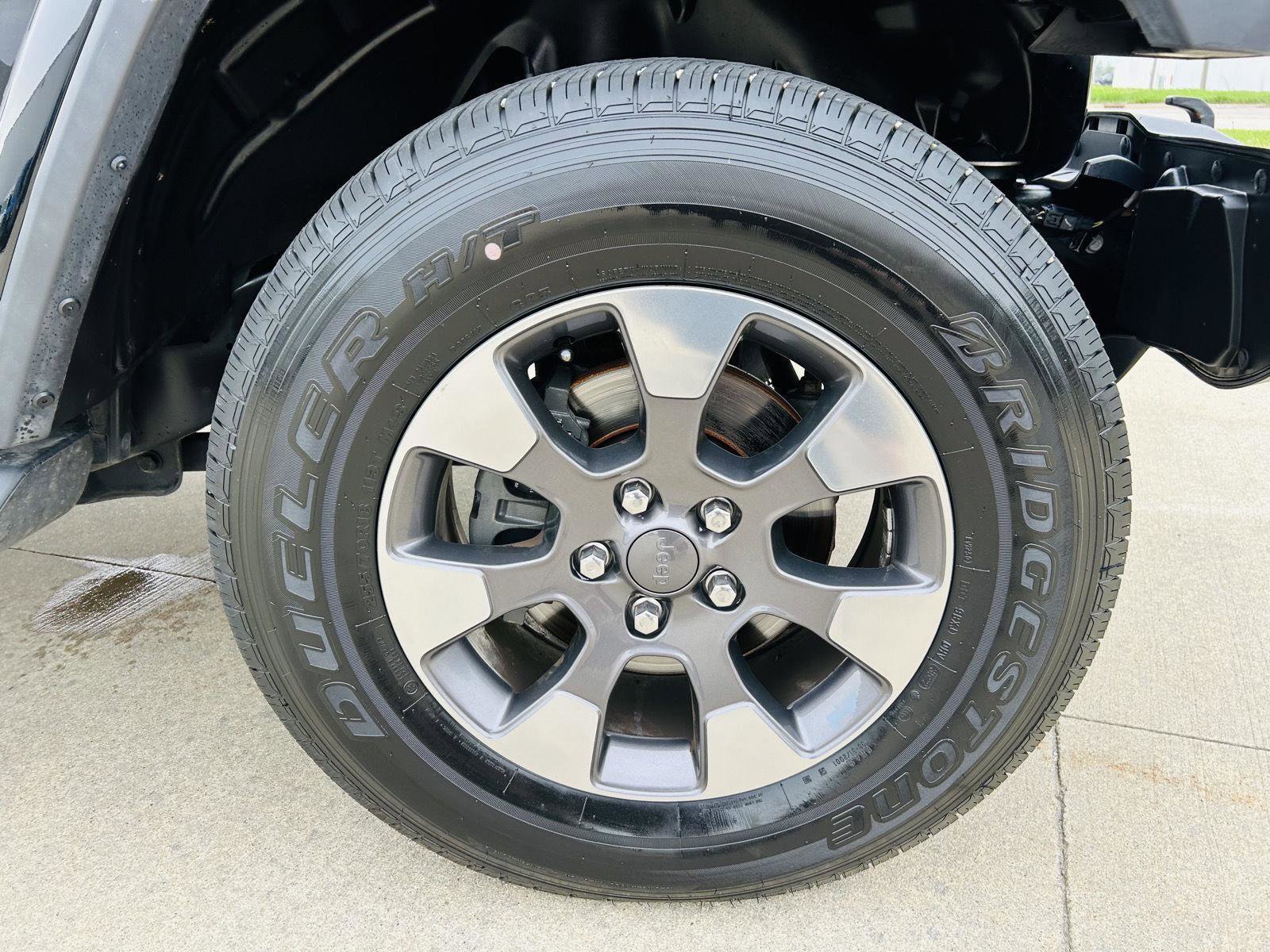 Used 2019 Jeep Wrangler Unlimited Sahara AWD/4WD image 36